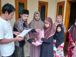 Ramadhan Penuh Berkah, Kades Cipeundeuy Berikan Santunan Kepada Anak Yatim