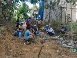Demi Lancarnya Transportasi, Pemdes Cìpeundeuy bersama Warga Gotong Royong Perbaiki Badan Jalan di Kp. Cipelet