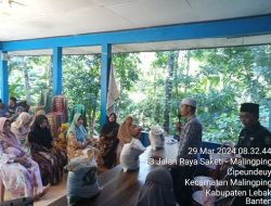 Pembagian Beras Bantuan Pangan oleh Pemerintah Desa Cipeundeuy