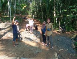 Peletakan Batu Pertama Pembangunan Pengerasan Jalan Usaha Tani Desa Cipeundeuy