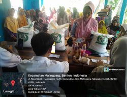 Penyaluran bantuan Beras Untuk Masyarakat Desa Cipeundeuy