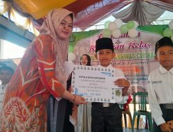 Peduli Pendidikan Kades Cipeundeuy Mengapresiasi Siswa-Siswi Yang Berprestasi