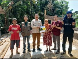 Penyaluran Bantuan RTLH Korban Kebakaran Di Desa Cipeundeuy