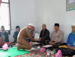 Pengajian Rutin Bapak-Bapak dan Penyerahan Kitab oleh Sekdes Cipeundeuy