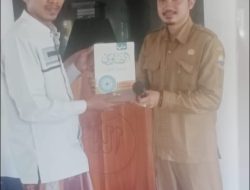 Sekretaris Desa Cipeundeuy, memberikan kitab kepada anak-anak yang menuntut ilmu di Pondok Pesantren