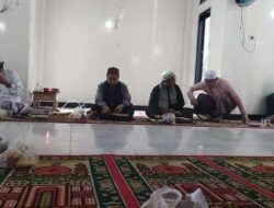 Sekretaris Desa Cipeundeuy Hadiri Pengajian Bapak – Bapak di Masjid Kampung Gintung