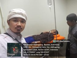 Sekretaris Desa Cipeundeuy,  Bapak Tomi Hardiwijaya, S.Pd., Berikan Bantuan Kemanusiaan kepada Warga