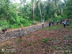Sekretaris Desa Cipeundeuy Bapak Tomi Hardiwijaya, S.Pd, memimpin langsung pembangunan jalan parkir di kawasan wisata religi Keramat Daleum Cipeundeuy