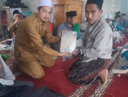 Sekretaris Desa Cipeundeuy Serahkan Kitab Ihya Ulumuddin kepada Santri Kampung Cilajim di Masjid Kampung Curug