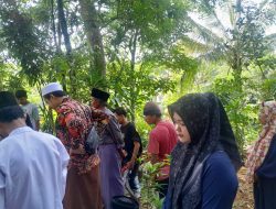 Kepala Desa Cipeundeuy Ibu Feni Permatasari, S.Pd Melaksanakan Takziah dan Mengantarkan Warga yang Meninggal Dunia ke Peristirahatan Terakhir di Kampung Gintung