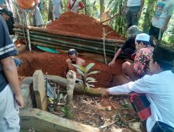 Sekretaris Desa Cipeundeuy Antarkan Masyarakat Kampung Gintung Ke Tempat Peristirahatan Terakhirnya