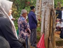 IBU KEPALA DESA CIPEUNDEUY HADIRI ACARA PEMAKAMAN WARGA