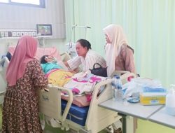 KEPALA DESA CIPEUNDEUY JENGUK WARGA KAMPUNG GINTUNG DI RSUD MALINGPING