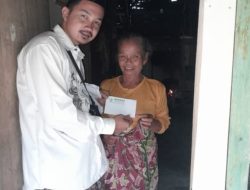 Sekretaris Desa Cipeundeuy Salurkan Zakat dari BAZNAS Kabupaten Lebak