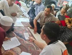 Pembagian insentif magrib mengaji oleh Sekretaris Desa Cipeundeuy
