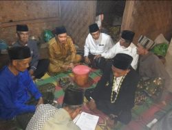 SEKRETARIS DESA CIPEUNDEUY MENGANTARKAN SESERAHAN PERNIKAHAN MASYARAKAT KP. CIKADU KE DESA KANDANG SAPI