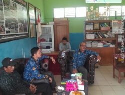 SEKRETARIS DESA CIPEUNDEUY BERSILATURAHMI DAN EVALUASI KINERJA GURU DI SDN 2 CIPEUNDEUY