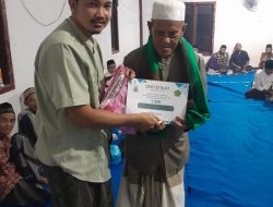 Sekretaris Desa Cipeundeuy Berikan Penghargaan kepada Penghulu yang Purna Bakti