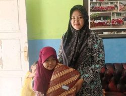 Kepala desa cipeundeuy memberikan cendramata kepada siswa SD Negri 2 malingping