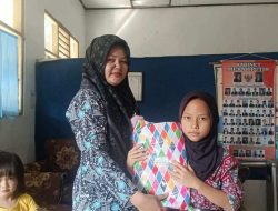 Kepala desa cipeundeuy memberikan cendramata kepada Siswa/Siswi Sd Negeri 1 Cikadu