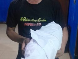 Kepala Desa memberikan kain Kafan Kepada Masyarakat Kampung Cikadu Yang Telah Meninggal Dunia