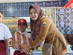 Kepala Desa Cipeundeuy Memberikan Cendramata Kepada Siswa-Siswi Berprestasi Di SD Negeri 3 Cipeundeuy