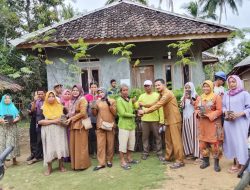 *Pemerintah Desa Cipeundeuy dan KTH Menyalurkan Bantuan Bibit pertanian*