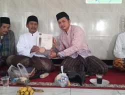 Pengajian tingkat desa bapak-bapak sekaligus penyerahan kitab kepada santri kampung cilajim desa cipeundeuy
