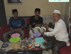 SEKRETARIS DESA CIPEUNDEUY MENYERAHKAN KITAB KEPADA PONDOK PESANTREN DIKAMPUNG SARONGGE