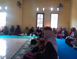 KEPALA DESA CIPEUNDEUY MENGHADIRI PENGAJIAN RUTIN IBU-IBU DI KAMPUNG GINTUNG