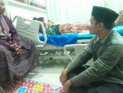 Sekretaris Desa Cipeundeuy Jenguk Masyarakat Kp. Sarongge di Rumah Sakit